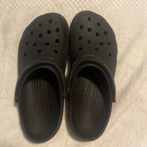 Black crock size 10 and 12